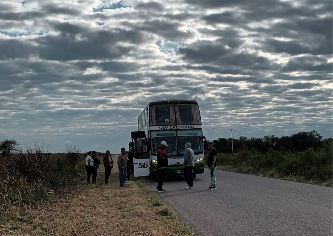 Pésimo estado de los colectivos de San Cristóbal: diez horas varados y sin asistencia en la ruta