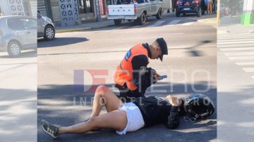 Fuerte choque en pleno centro dejó a una mujer hospitalizada