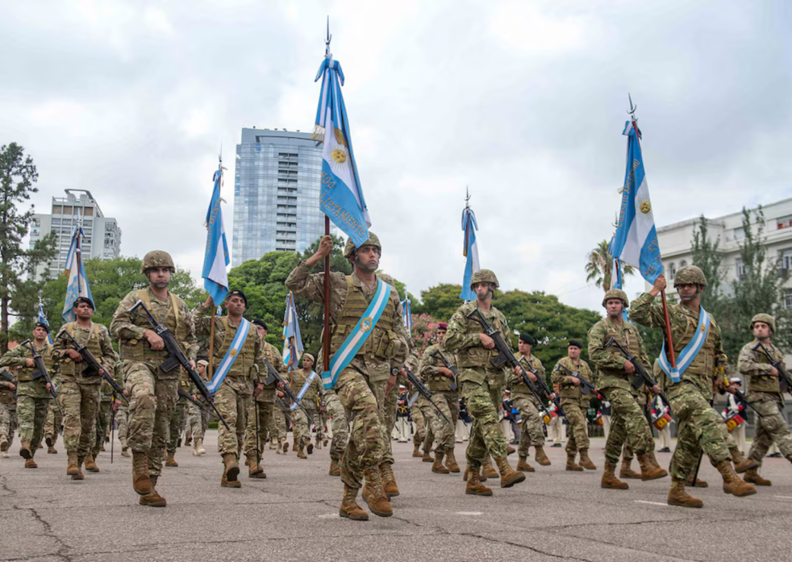 El Gobierno recortó $49.000 millones del presupuesto de Defensa y frenó la modernización militar