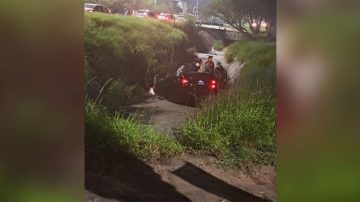 Un automóvil terminó dentro de la acequia de Solís y Lugones tras un violento vuelco