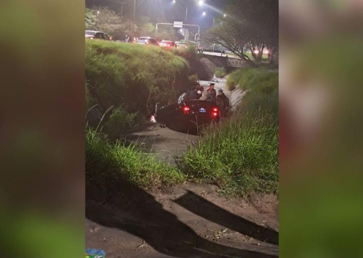 Un automóvil terminó dentro de la acequia de Solís y Lugones tras un violento vuelco