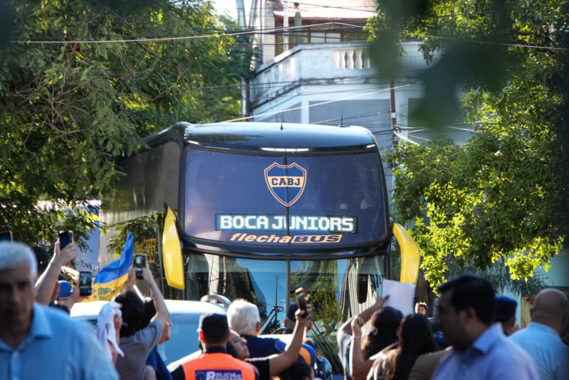Boca llegó a Santiago del Estero y fue recibido por una multitud de hinchas