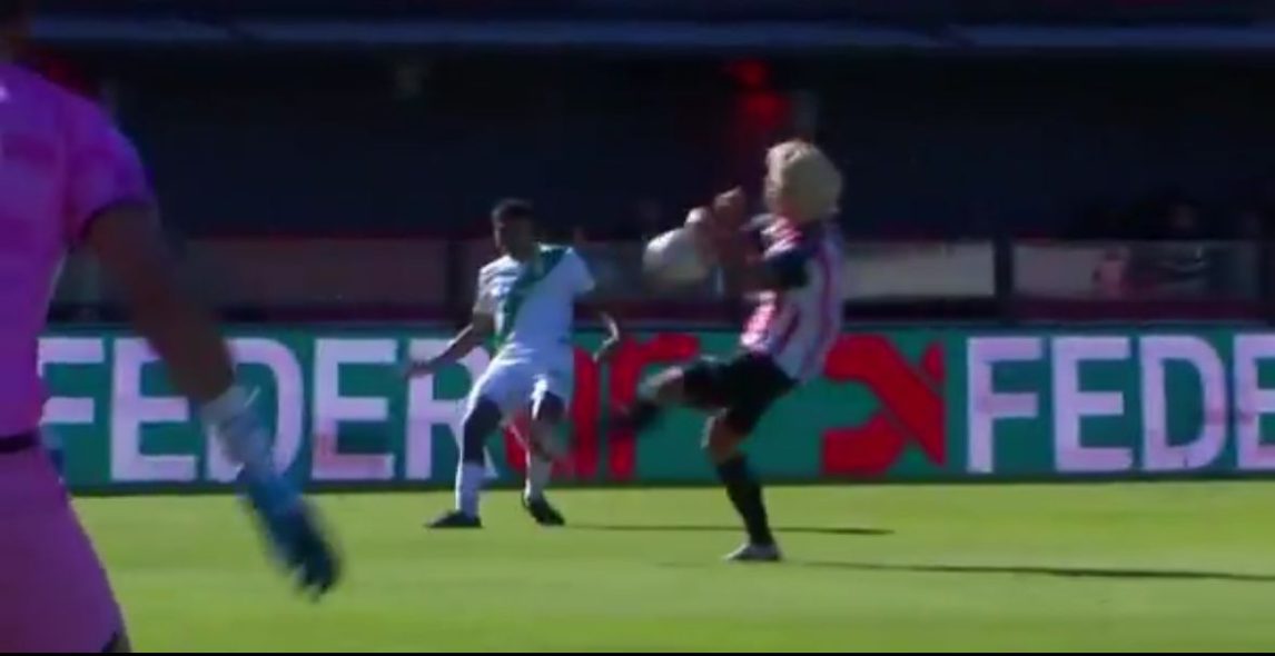 Video: polémica en Barracas vs Banfield por un penal no cobrado