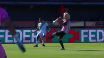 Video: polémica en Barracas vs Banfield por un penal no cobrado