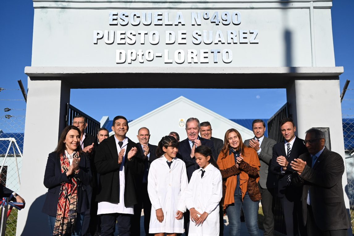 El gobernador inauguró obras en la Escuela N°490 y en el Jardín de Infantes anexo Puesto de Suárez