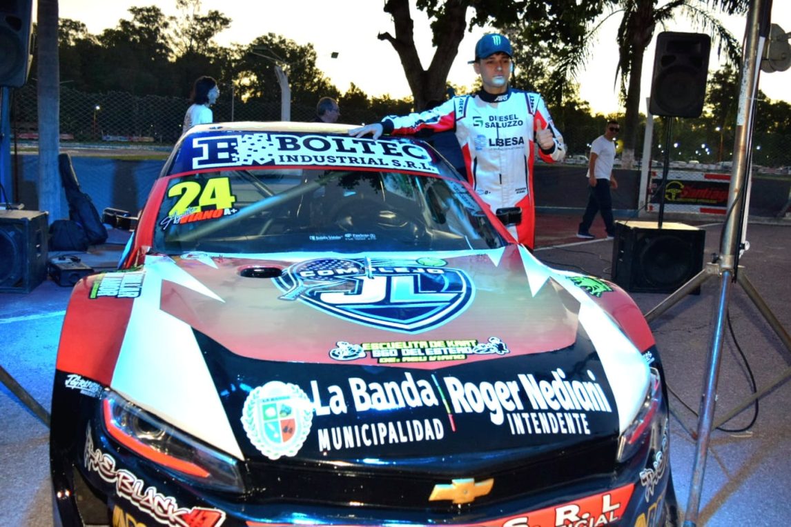 El municipio acompaña a un joven piloto bandeño que continúa avanzando en su carrera automovilística