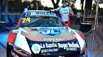 El municipio acompaña a un joven piloto bandeño que continúa avanzando en su carrera automovilística