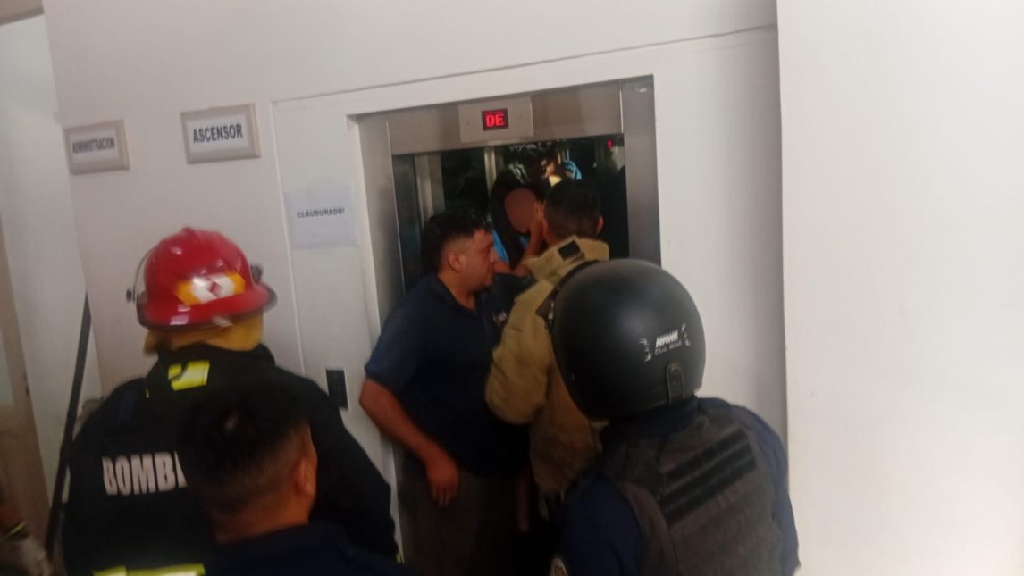 Rescatan a tres menores que quedaron atrapados en el ascensor de un colegio