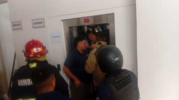 Rescatan a tres menores que quedaron atrapados en el ascensor de un colegio