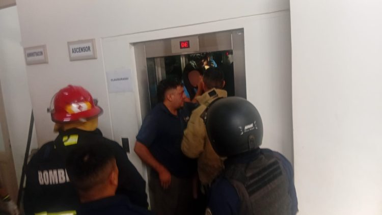Rescatan a tres menores que quedaron atrapados en el ascensor de un colegio