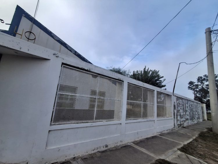 Hallaron una ofrenda con pochoclos y chupetines en un jardín de La Banda