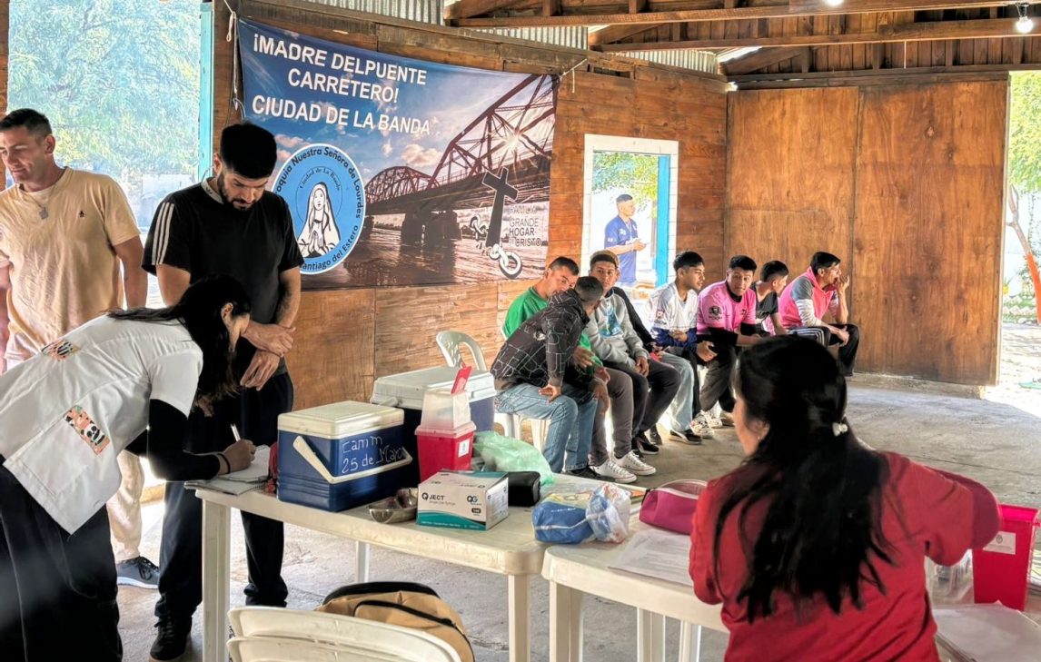 El municipio bandeño brindó asistencia sanitaria a los jóvenes del “Hogar de Cristo: Madre del Puente Carretero”
