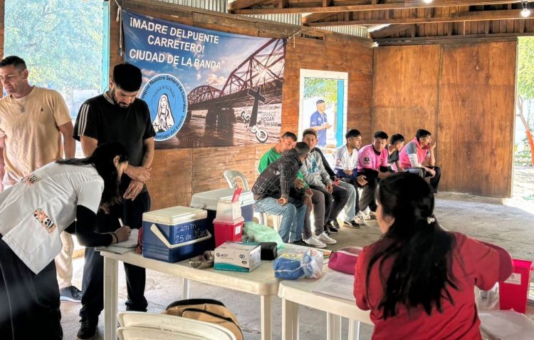 El municipio bandeño brindó asistencia sanitaria a los jóvenes del “Hogar de Cristo: Madre del Puente Carretero”