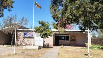 A la comisaría, con mamá: un menor dañó el vidrio de una garita policial y fue atrapado