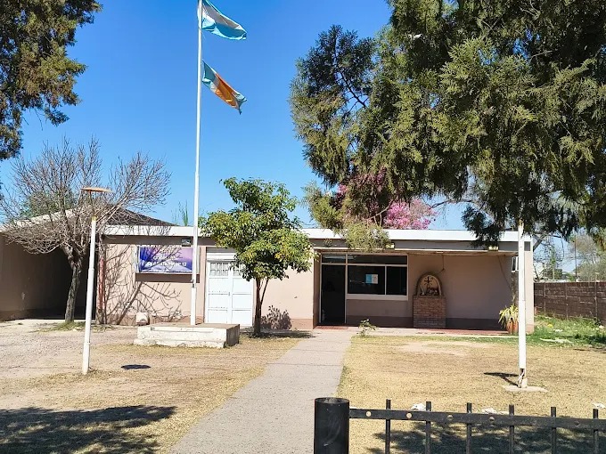 A la comisaría, con mamá: un menor dañó el vidrio de una garita policial y fue atrapado