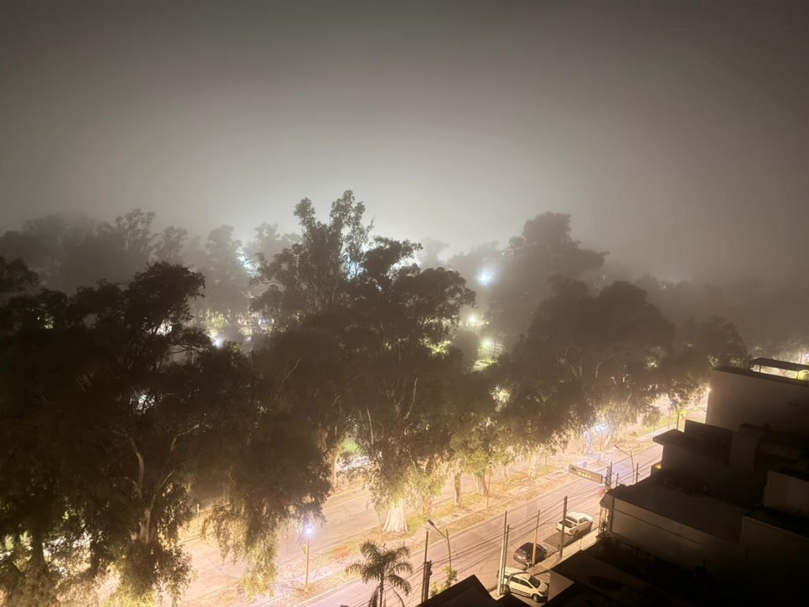 Santiago amaneció bajo una densa niebla este miércoles que tendrá una máxima de 29 grados