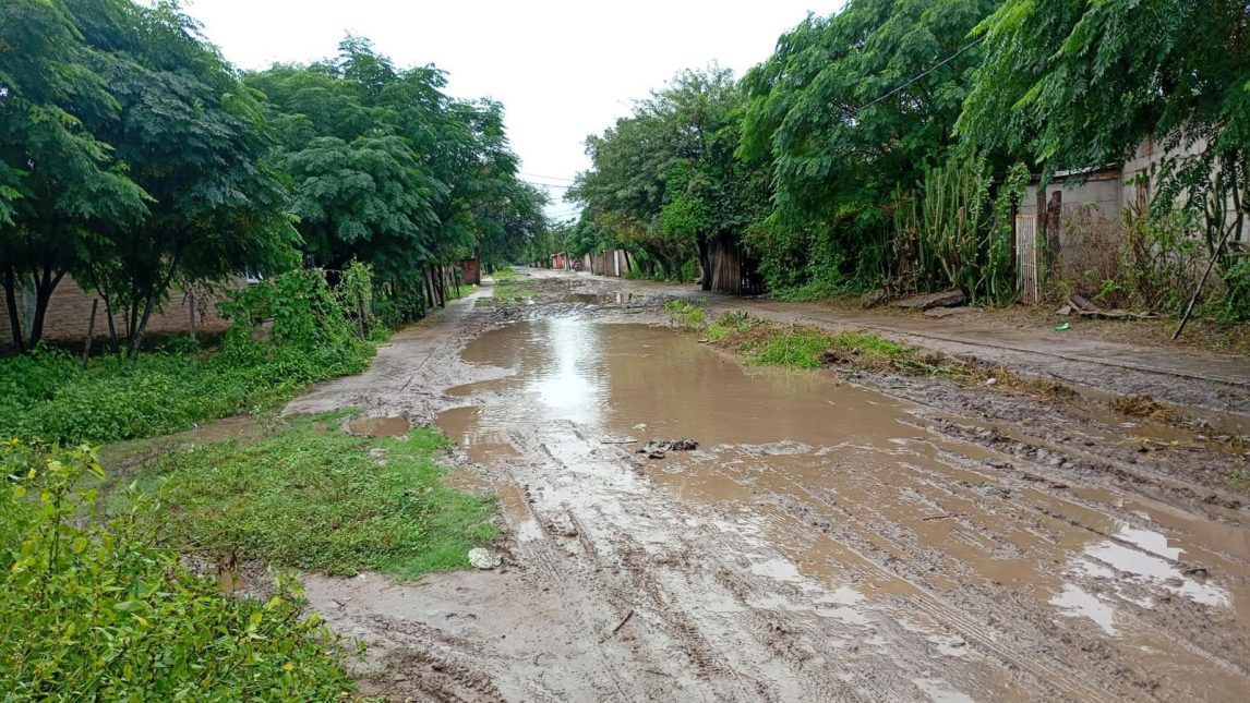Un pantano: así están las calles del barrio El Tabique de La Banda
