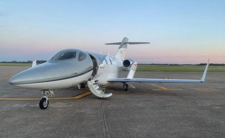 Ponen a la venta el jet que usó Adorni para viajar a Punta del Este y ocultan su matrícula