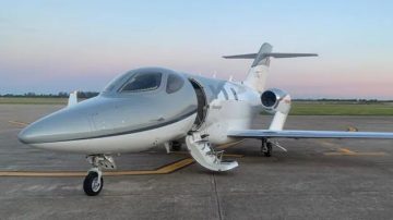 Ponen a la venta el jet que usó Adorni para viajar a Punta del Este y ocultan su matrícula