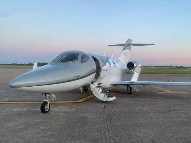 Ponen a la venta el jet que usó Adorni para viajar a Punta del Este y ocultan su matrícula