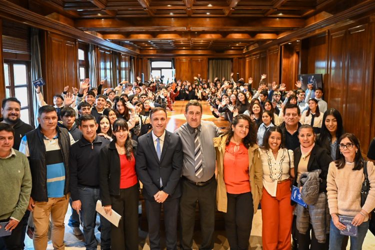 Estudiantes del interior fueron recibidos en Casa de Gobierno a través de “Conociendo mi provincia”