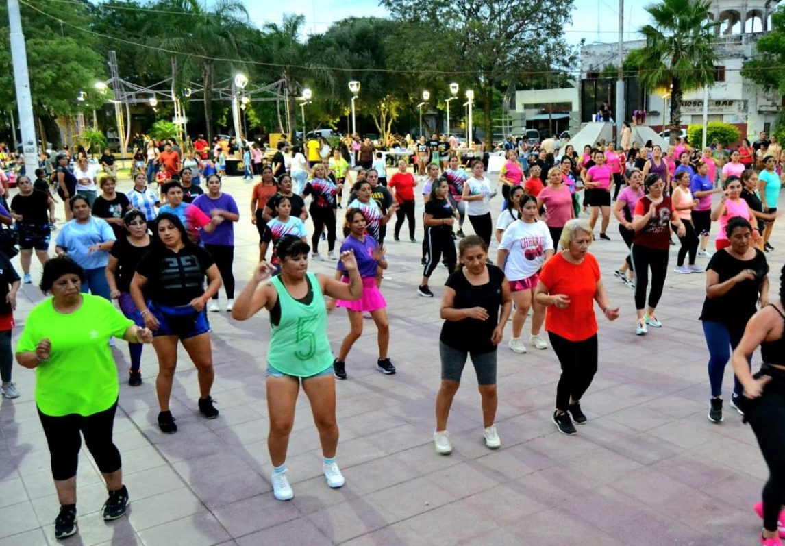 La Municipalidad de La Banda acompaña una Master class de aerobox en la Plaza Belgrano
