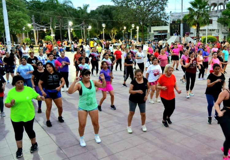 La Municipalidad de La Banda acompaña una Master class de aerobox en la Plaza Belgrano