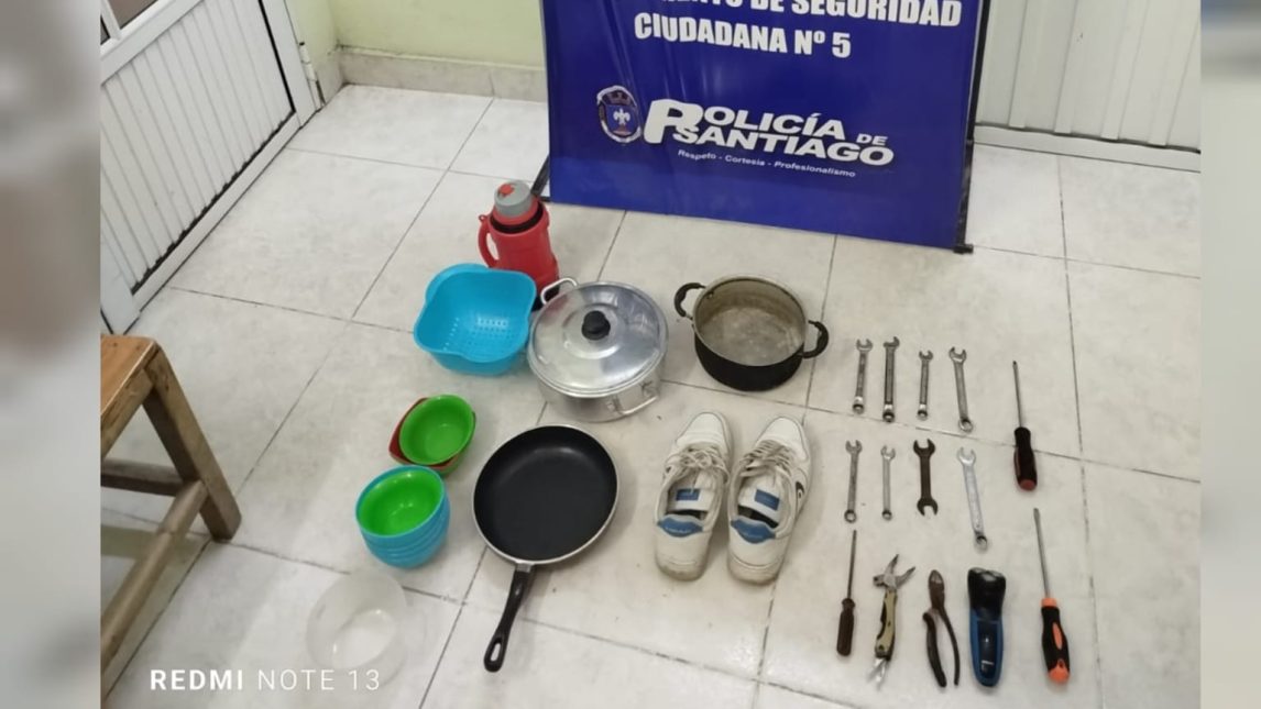 Dos hermanos fueron acusados de robar en la casa de un vecino en Clodomira y su madre entregó los bienes