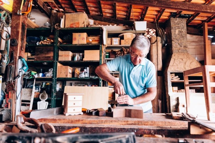 El empleo en adultos mayores creció un 32,6% ante la pérdida de poder adquisitivo