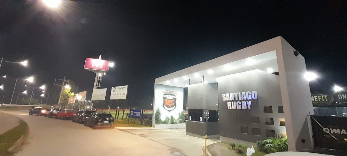 Tránsito complicado y reclamos vecinales en las inmediaciones de Santiago Rugby: “La colectora queda bloqueada”