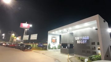 Tránsito complicado y reclamos vecinales en las inmediaciones de Santiago Rugby: “La colectora queda bloqueada”