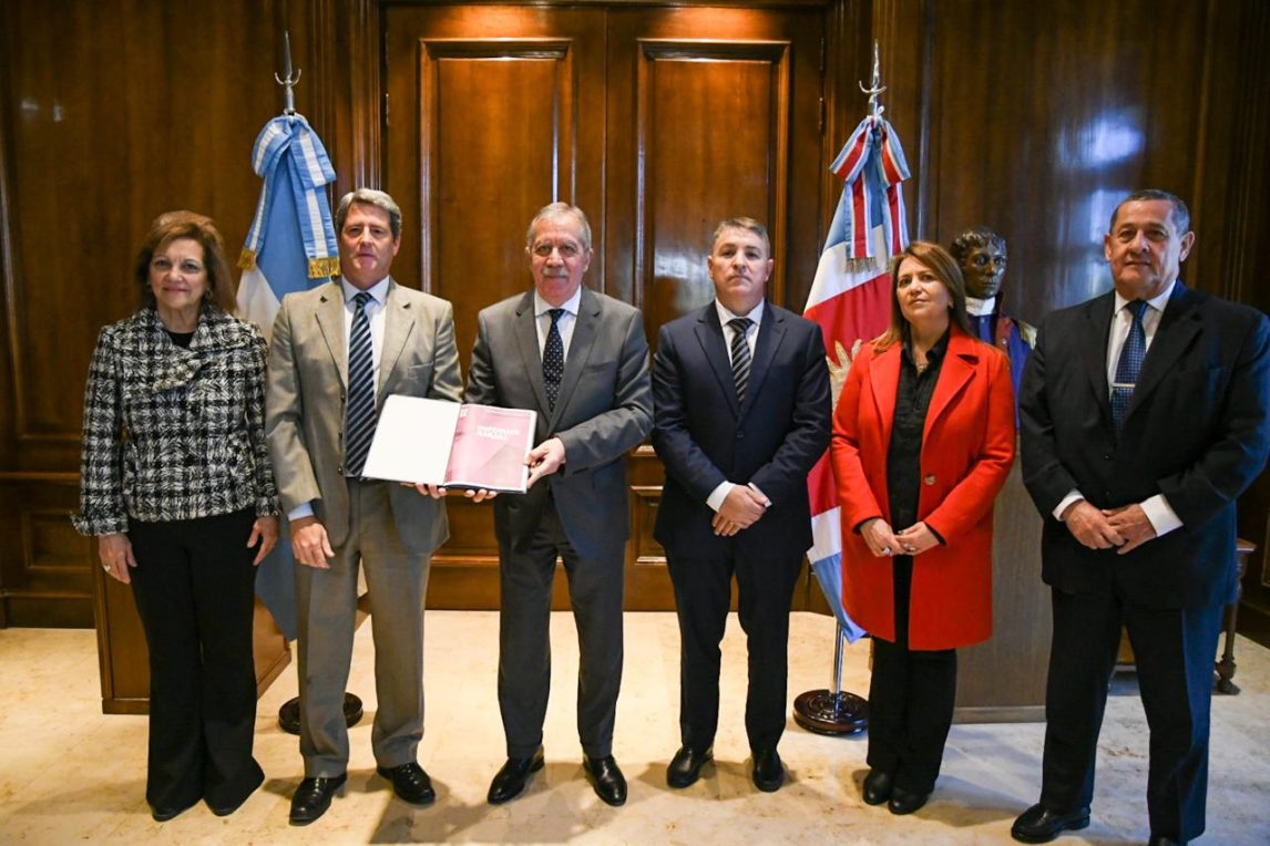 El gobernador Elías Suárez se reunió con los miembros del Tribunal de Cuentas de la Provincia