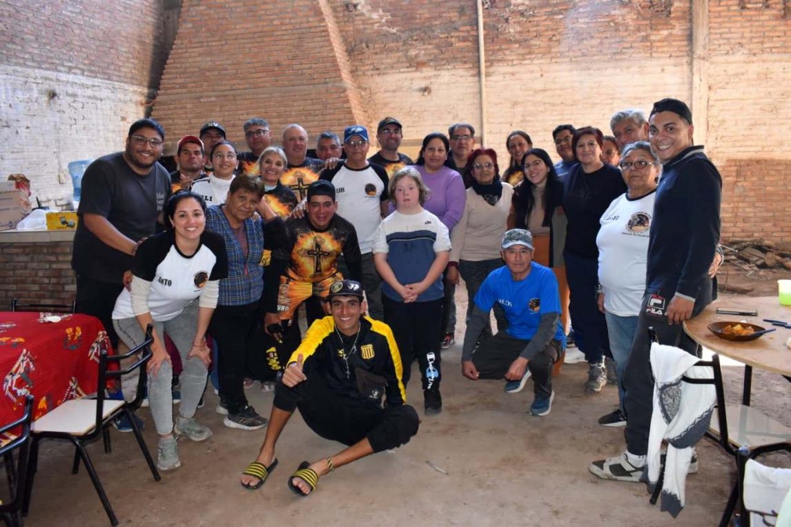 Fernández recibe a los peregrinos en su camino hacia el Santuario de Mailín