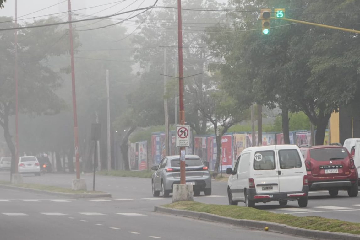 Un denso manto de neblina cubrió esta mañana a la “Madre de Ciudades”