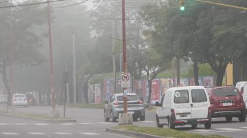 Un denso manto de neblina cubrió esta mañana a la “Madre de Ciudades”
