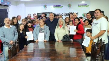 Nediani firmó y entregó contratos de locación a trabajadores del Mercado Unión