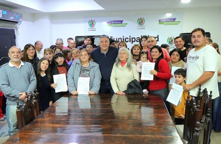 Nediani firmó y entregó contratos de locación a trabajadores del Mercado Unión