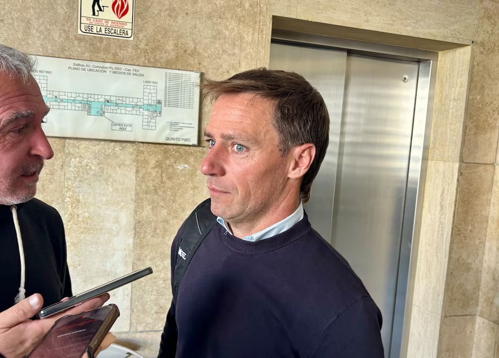 El contratista de Adorni aportó chats y facturas, y confirmó que la obra se pagó “en dólares billete”