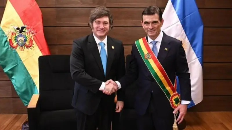 El Gobierno envió aviones Hércules a Bolivia para colaborar en medio de la crisis