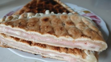 Cómo se prepara la tortilla rellena, el manjar que conquista las calles de Santiago del Estero
