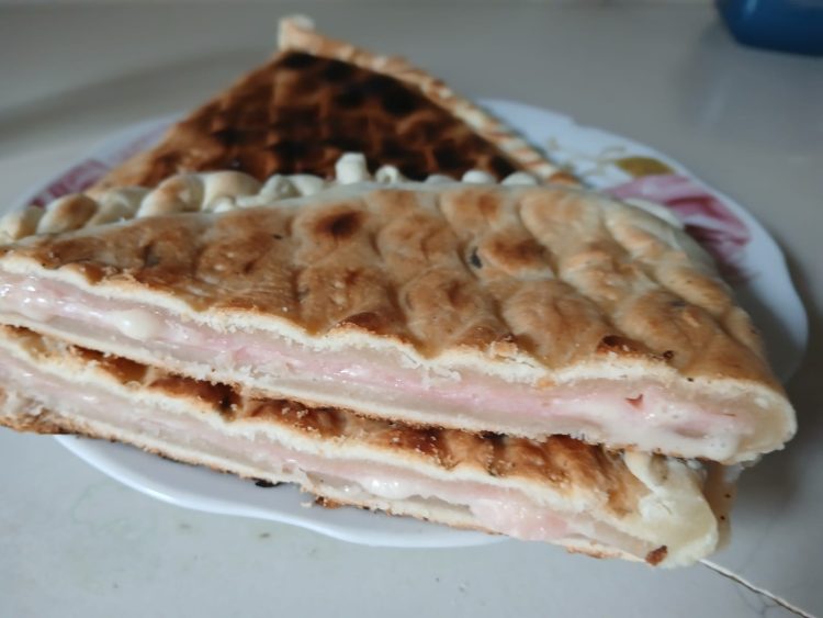 Cómo se prepara la tortilla rellena, el manjar que conquista las calles de Santiago del Estero