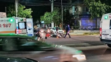 Dos policías y una mujer resultaron heridos tras un choque de motos en Avenida Belgrano y Magallanes