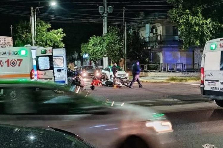 Dos policías y una mujer resultaron heridos tras un choque de motos en Avenida Belgrano y Magallanes