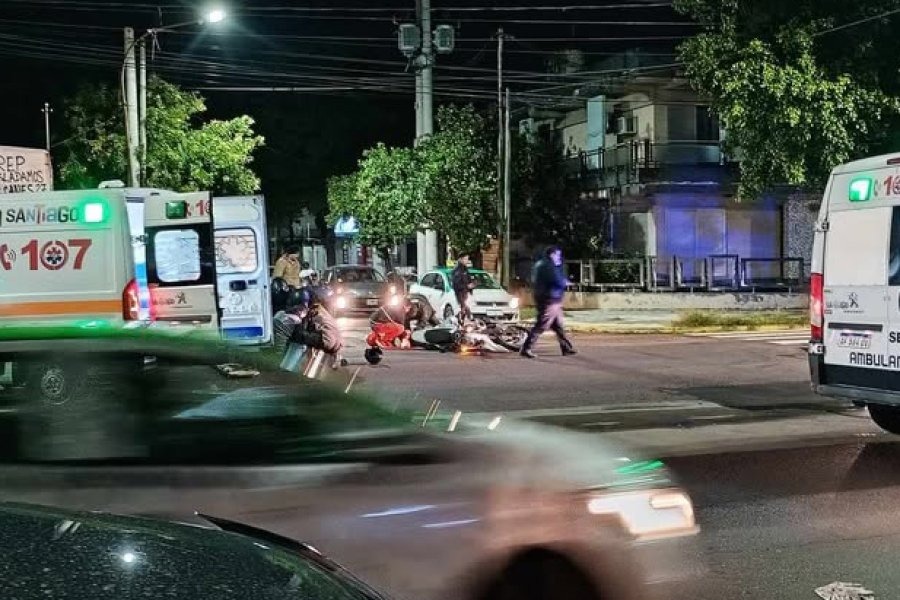 Dos policías y una mujer resultaron heridos tras un choque de motos en Avenida Belgrano y Magallanes