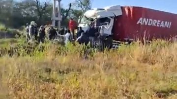 Violento choque entre camiones en la Ruta 34: un chofer quedó atrapado