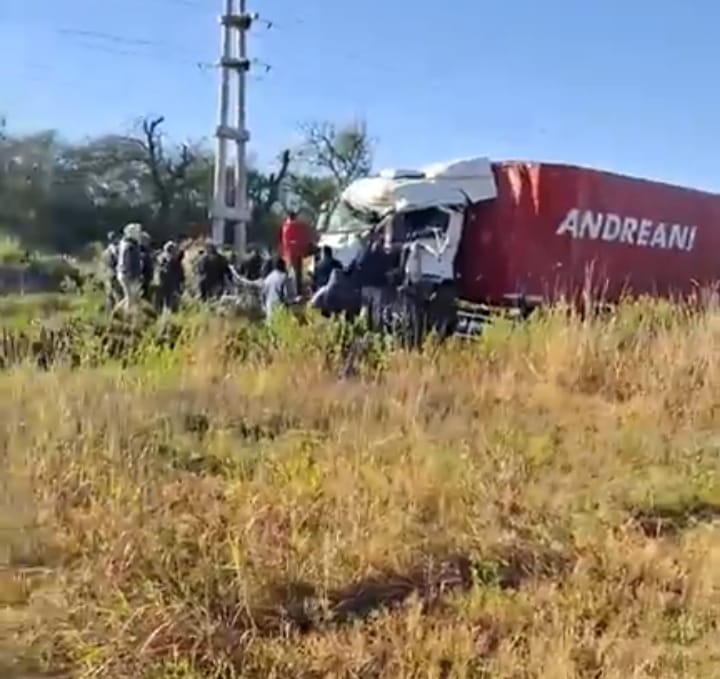 Violento choque entre camiones en la Ruta 34: un chofer quedó atrapado