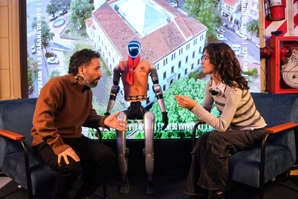 “Edu”, el robot revelación del Smart City visitó el stand de Info del Estero