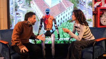 “Edu”, el robot revelación del Smart City visitó el stand de Info del Estero