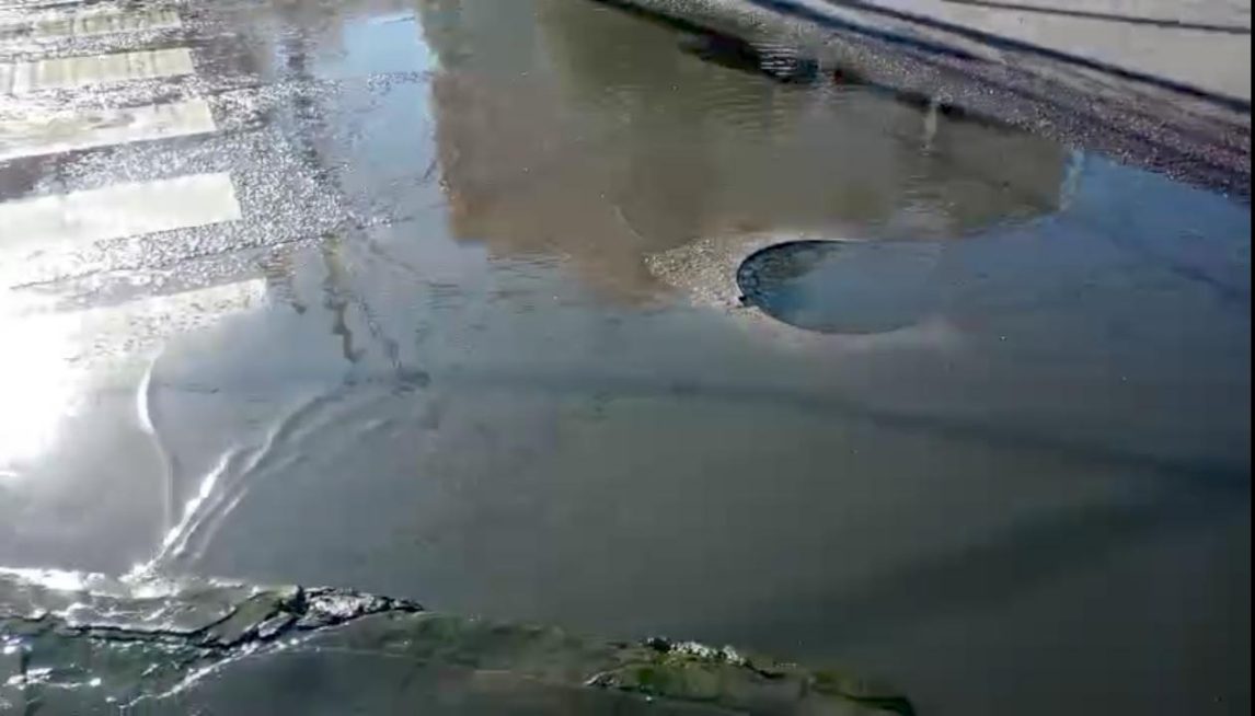 Preocupa el derrame de líquidos cloacales en calles Garibaldi y Alsina