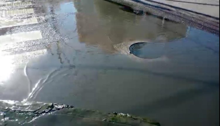 Preocupa el derrame de líquidos cloacales en calles Garibaldi y Alsina